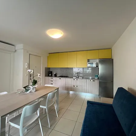 Апартаменты Modern Flat With Balcony By The Линьяно-Саббьядоро