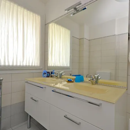 Апартаменты Modern Flat With Balcony By The Линьяно-Саббьядоро